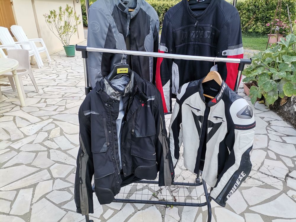 Lot de blousons et vestes moto. V�tements