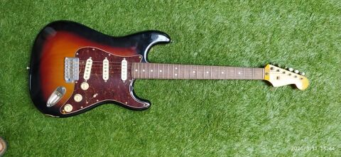Statocaster / Squier Fender
350 Saint-Just-la-Pendue (42)