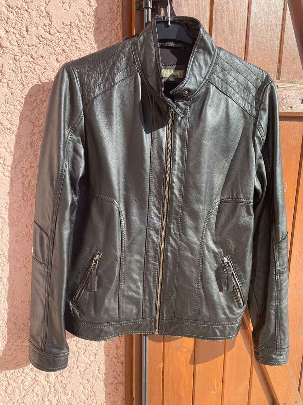 Blouson cuir. Vêtements