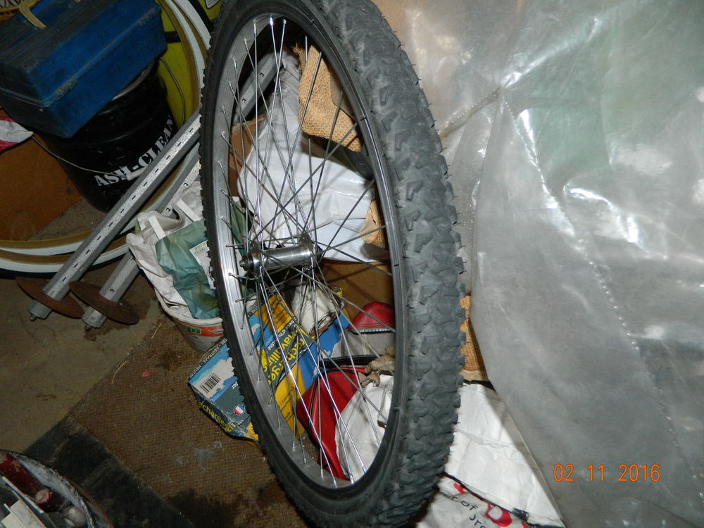 roue velos vtt 26 pouces 650 en tres bonne etat avec chambre Vélos