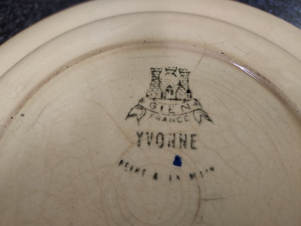 Ancienne assiette creuse collector Faience de GIens Yvonne Cuisine
