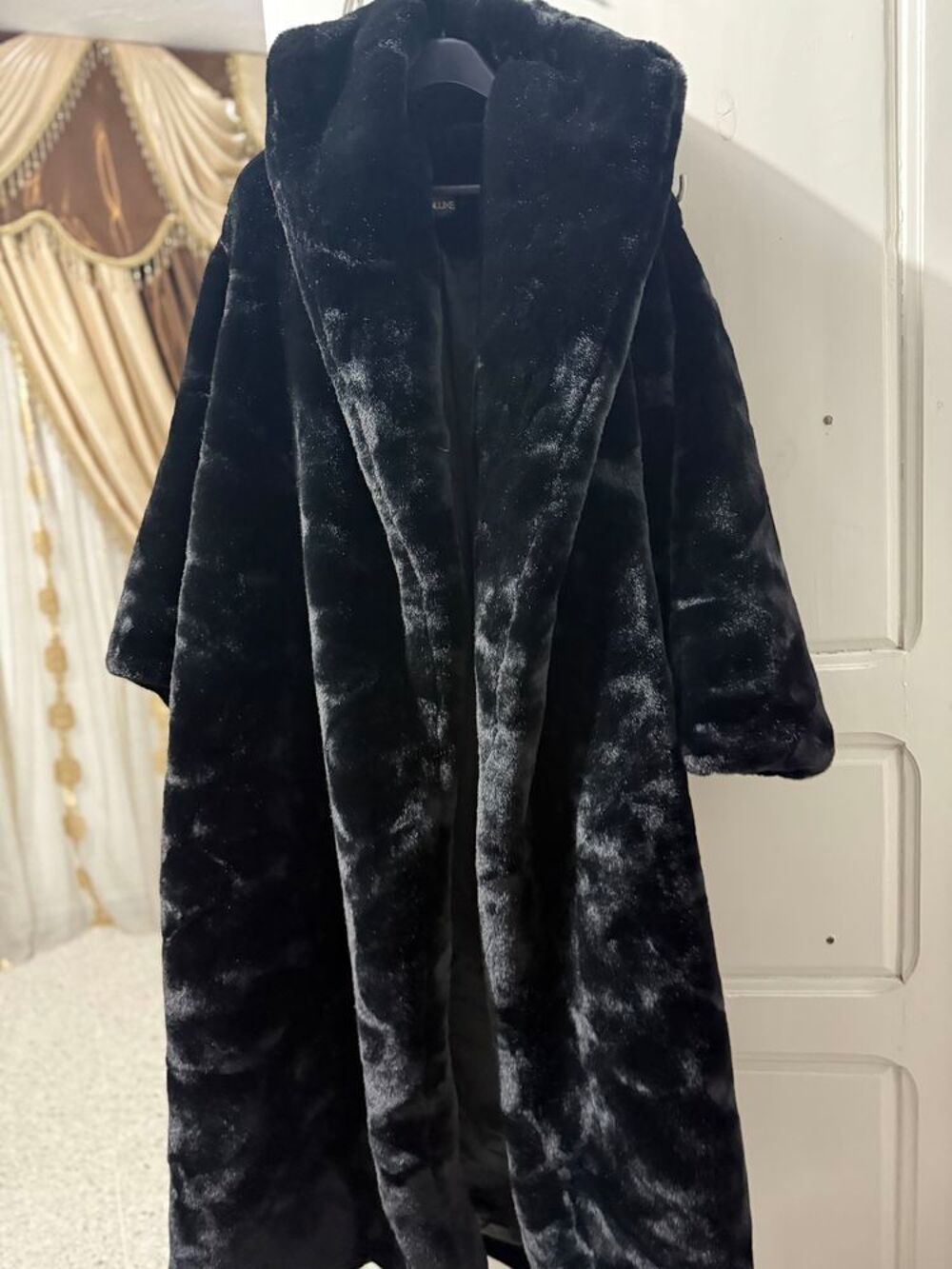 Manteau long en fourrure noire luxe €" El&eacute;gant &amp; intemporel &eth;Ÿ-&curren; Vêtements