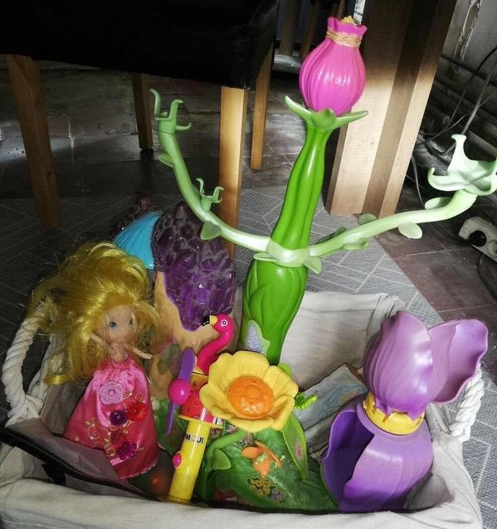 lot mini-personnages , lit, dressing.. Jeux / jouets