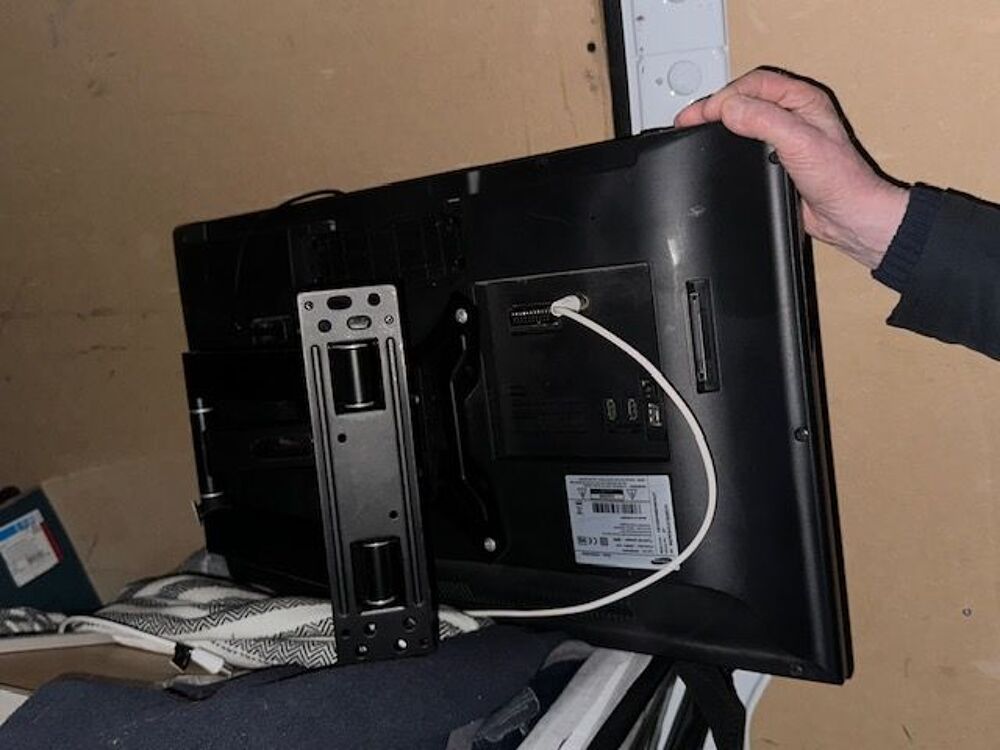 ? TV SAMSUNG 32 pouces ? Bon &eacute;tat ? pr&ecirc;te &agrave; l'emploi ? Meubles