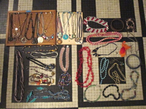 Lot de 45 pendentifs et colliers fantaisie  30 Herblay (95)