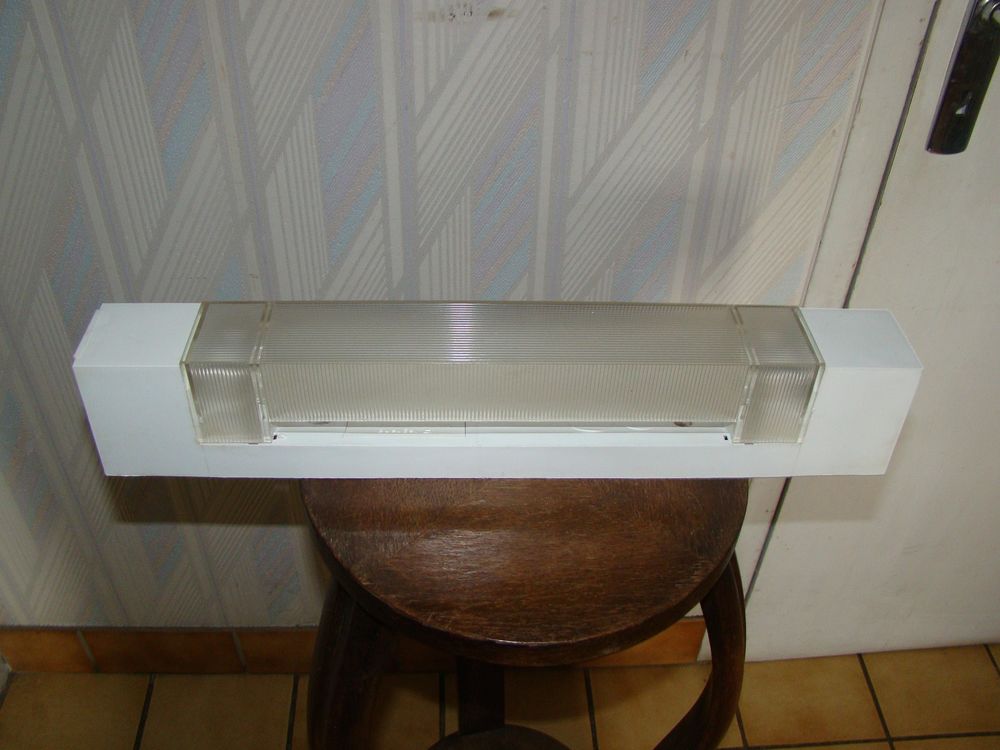 R&eacute;glette avec n&eacute;on vintage
Décoration