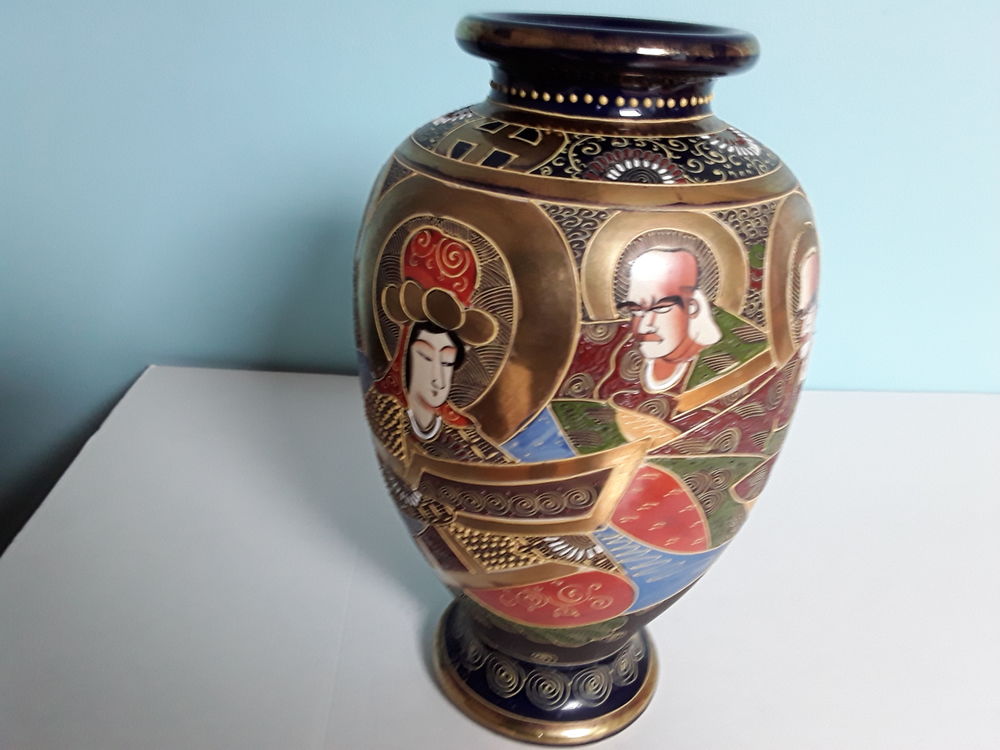 Tr&egrave;s beau vase Japonaise de Satsuma avec d&eacute;cors d'hommes et Décoration