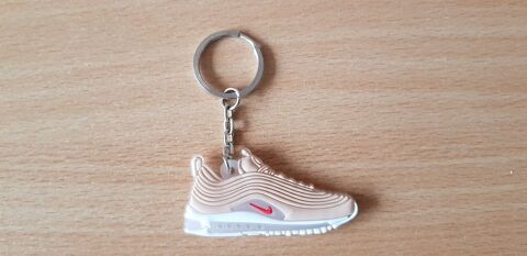 Porte clé basket sneakers
nike air max 97
beige blanc 4 Carnon Plage (34)
