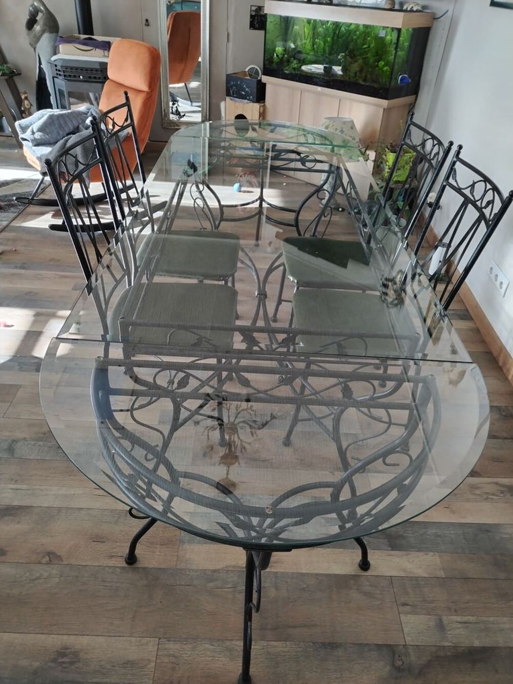 Table &agrave; manger en verre et fer forg&eacute; plus deux consoles et . Meubles