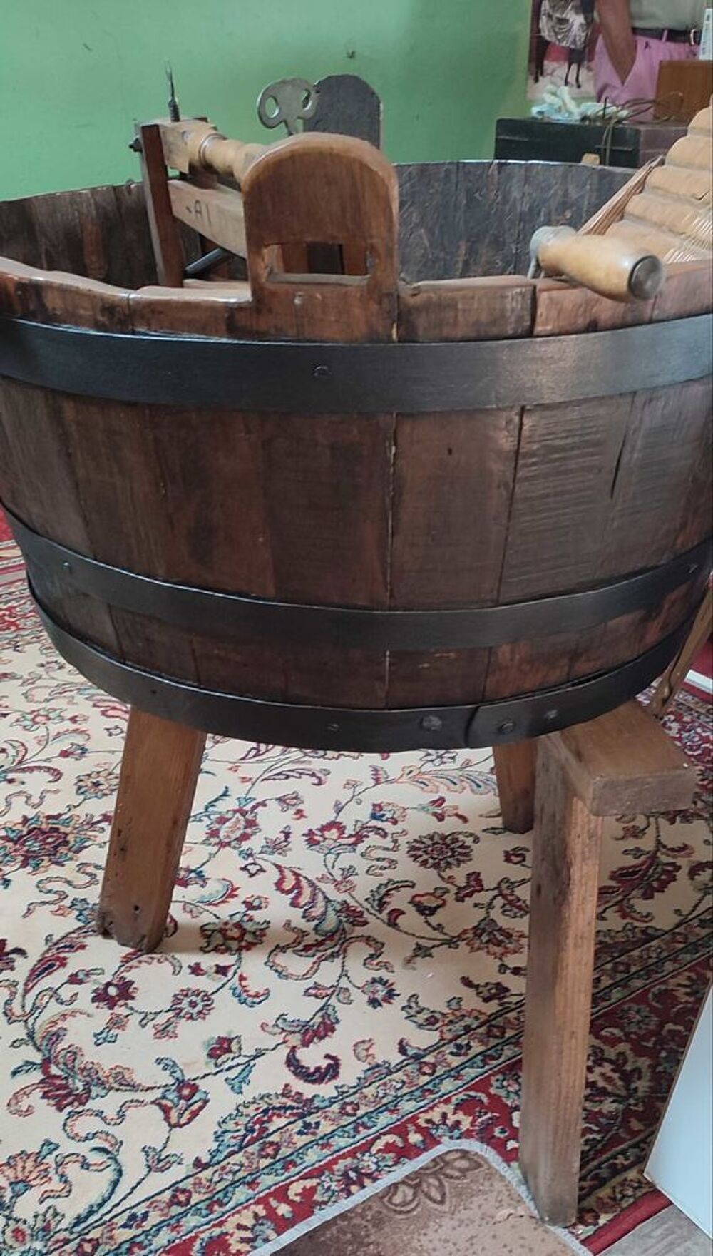 Cuvier ancien en bois et son ensemble de buanderie complet 