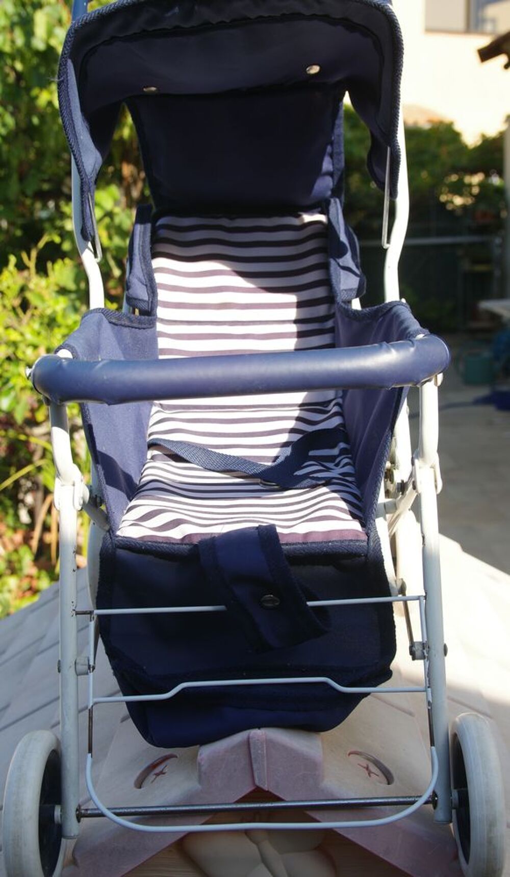 Adorable poussette pour poup&eacute;e, ancienne, ann&eacute;es 80.
Jeux / jouets