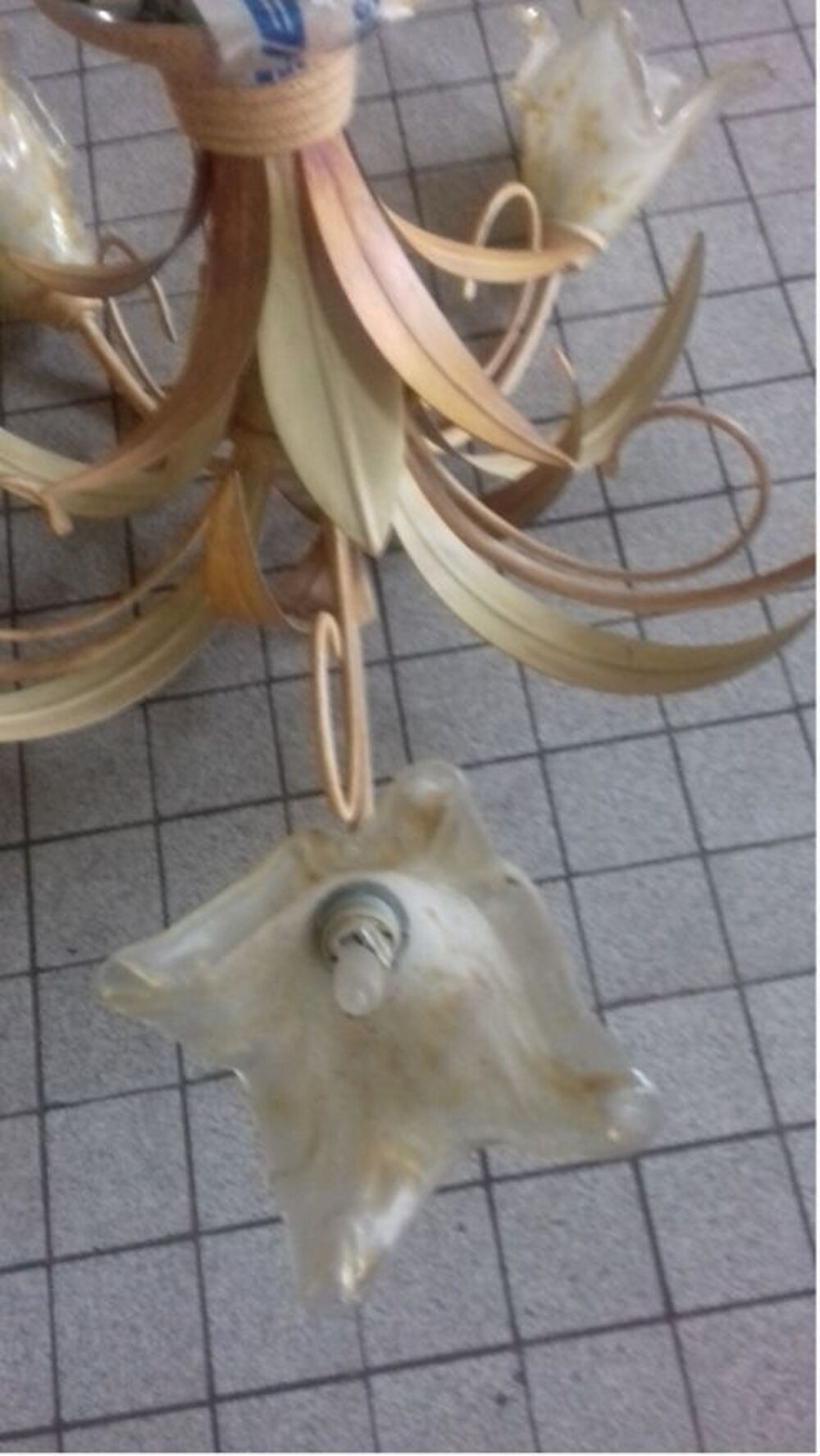 Lustre en verre tremp&eacute;, 5 branches : fleurs. 
Bon &eacute;tat. 90 € Décoration