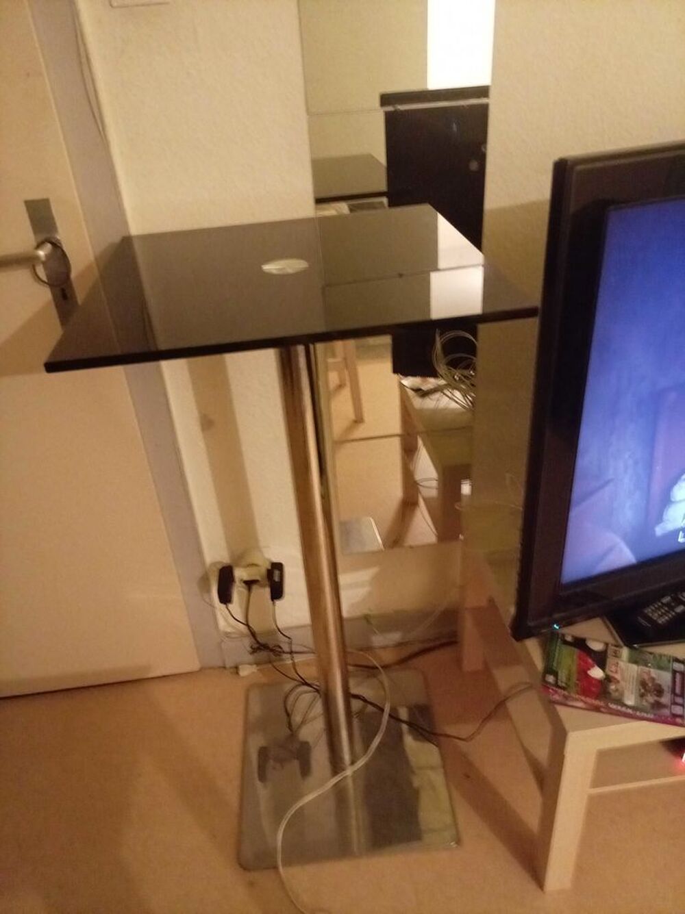 table haute en verre et pied acier 50 fois 50 le plateaux 1m04de hauteur. Meubles