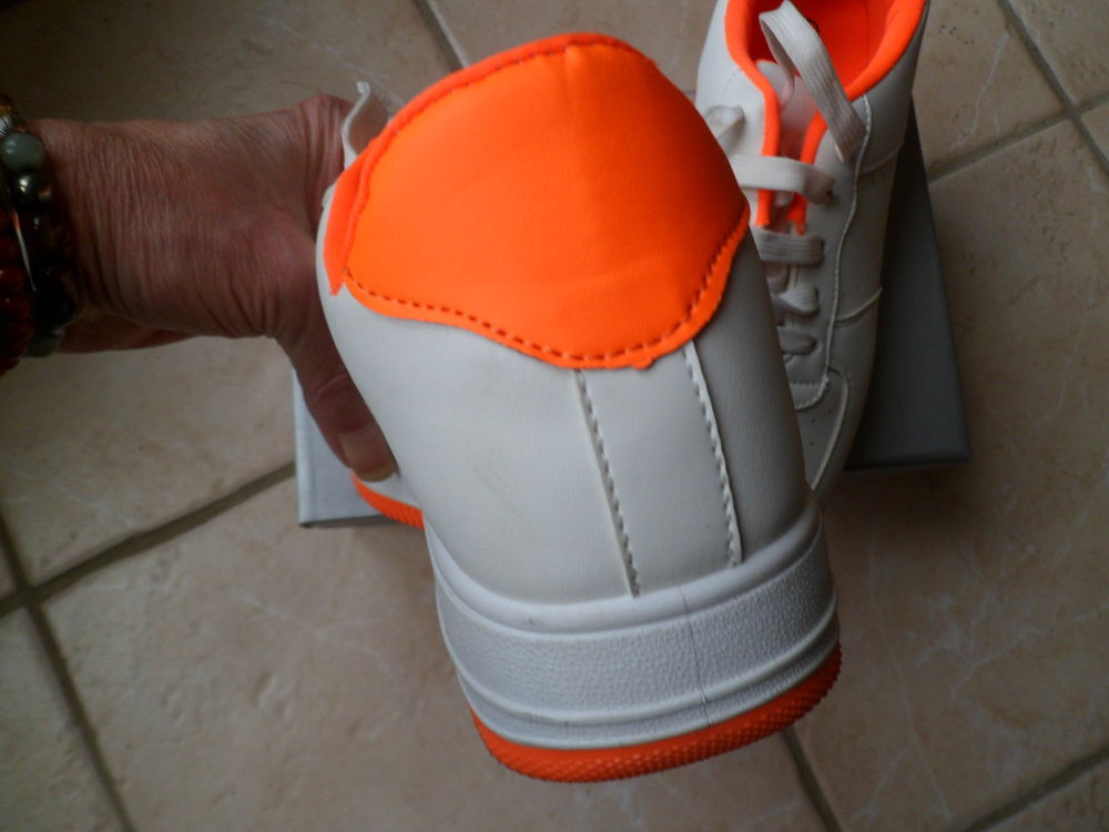 tennis blanche fluo
taille 40
neuf avec boite Chaussures