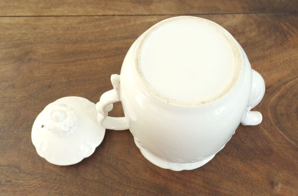 Th&eacute;i&egrave;re , cafeti&egrave;re en porcelaine blanche , motif en relief Cuisine