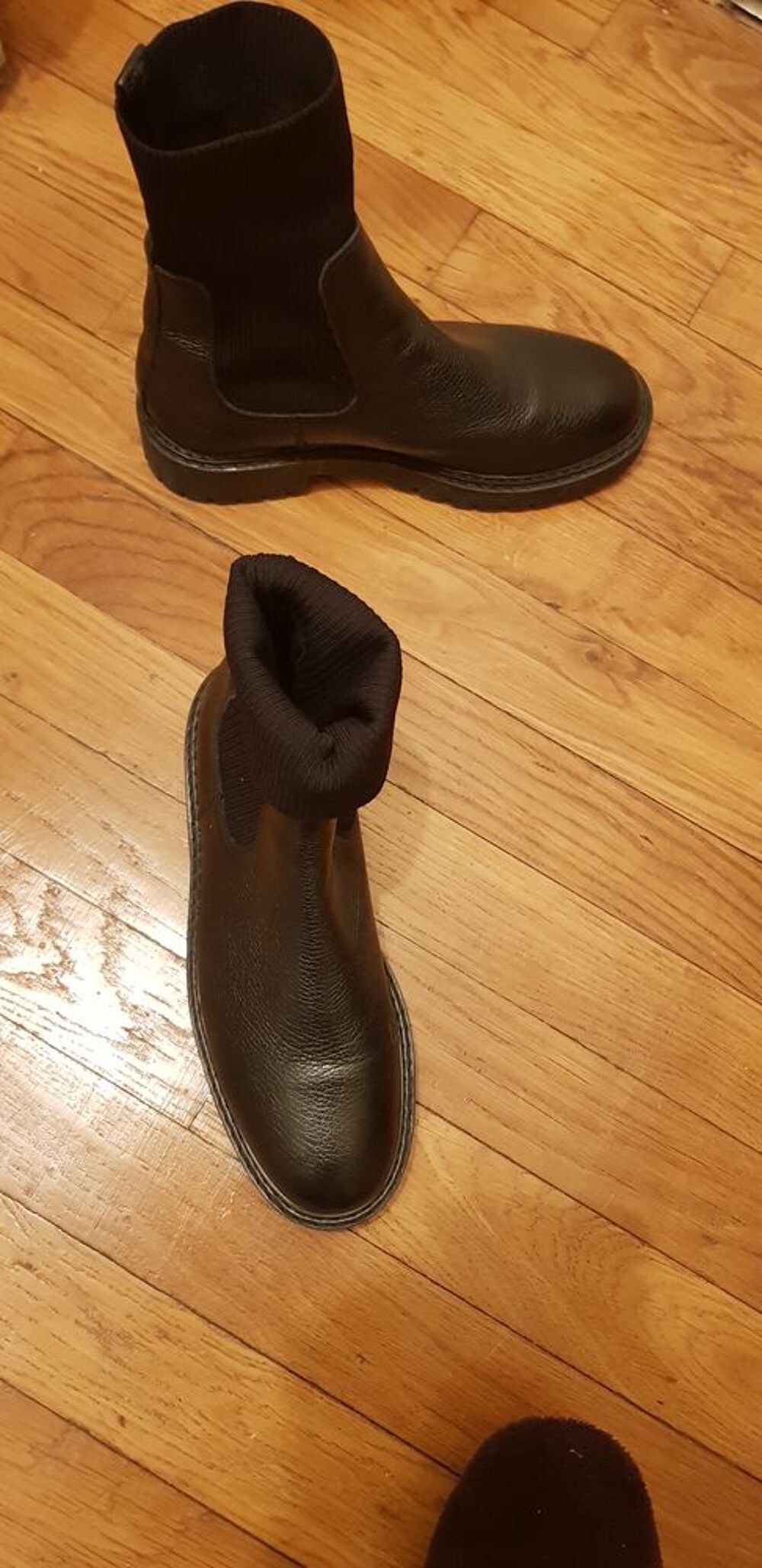 Bottines femme en cuir noir taille 41 .
Neuves Chaussures