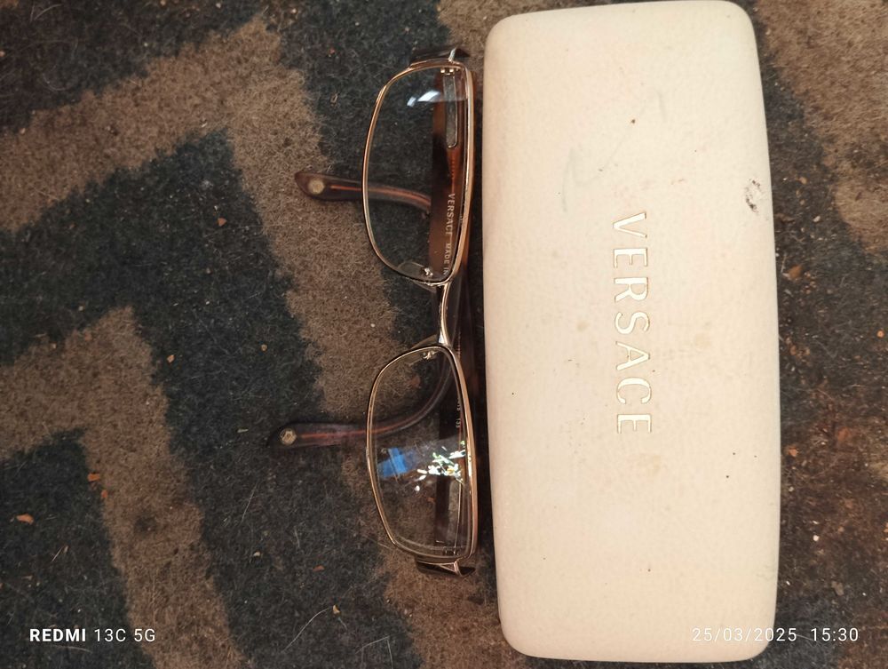 plusieurs paires de lunettes loupe et soleil. Faire offre. 