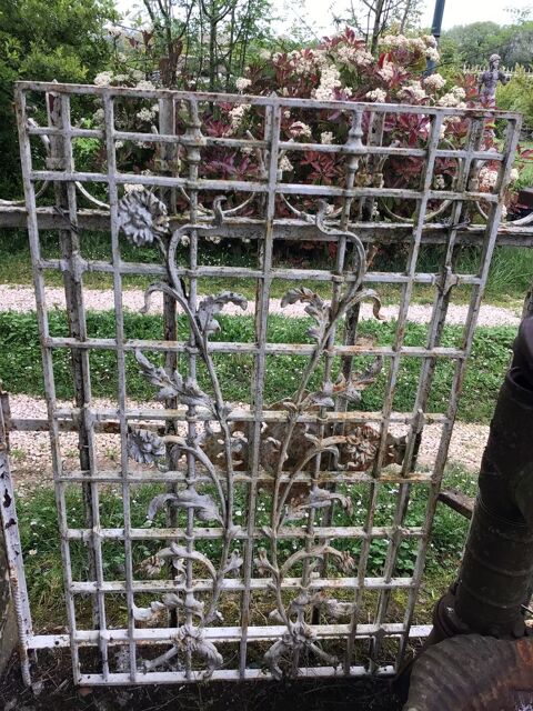 2 grilles / rambarde/balcon /anciennes en fonte blanche. 
300 Tournan (32)