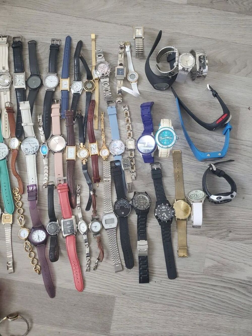 Lot de 84 montres-bracelets mixtes ? Swatch, Guess, CK, Espr Bijoux et montres