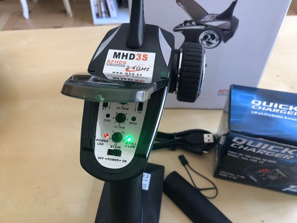 Manette + chargeur batterie pour v&eacute;hicule RC Jeux / jouets