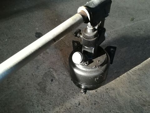 Pompe hydraulique manuelle pour vérin remorque. 90 04200 Mison