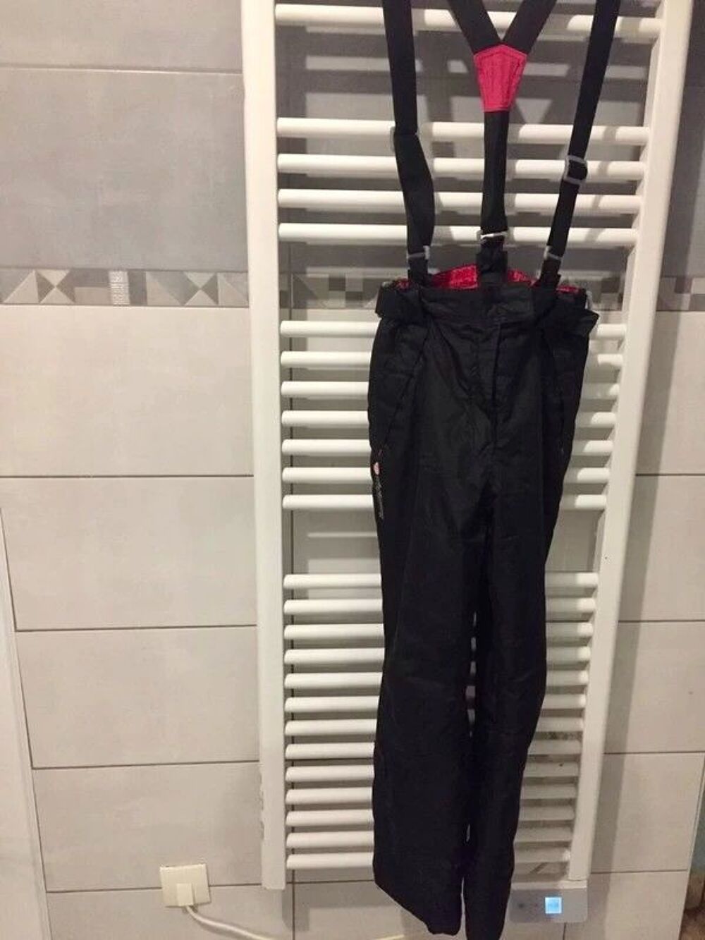 Pantalon de ski &agrave; bretelles taille 12 ans en tbe &agrave; 12 euros
Vêtements enfants