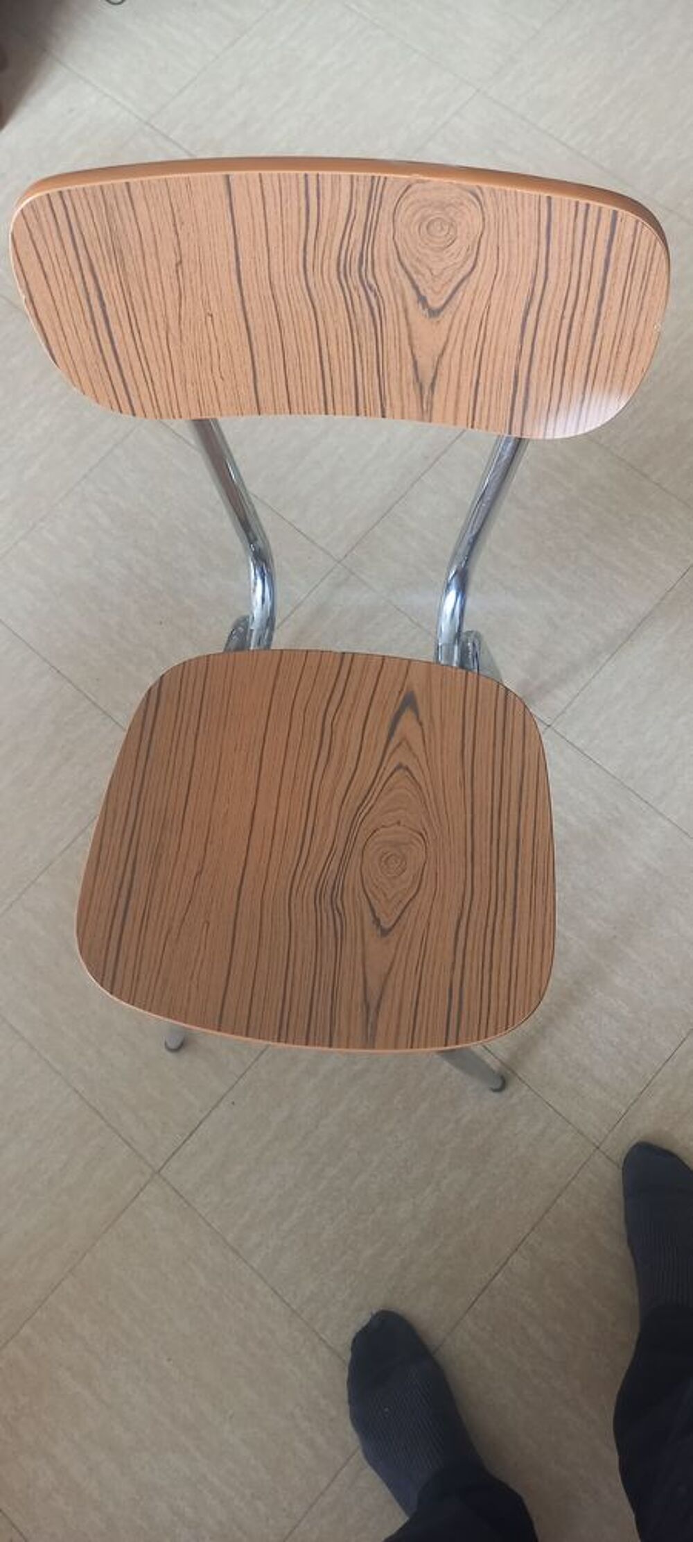 Tr&egrave;s belle chaise en Formica imitation bois Meubles