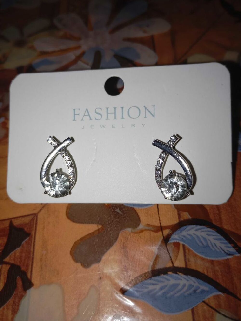 lots de 3 colliers pendentifs en argent avec diamants zircon et une paire de boucles d'oreilles Zircon. Bijoux et montres