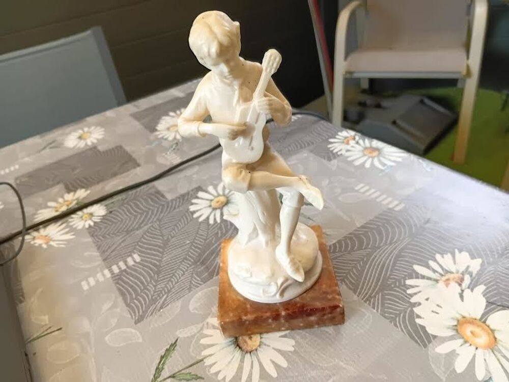 STATUETTE ENFANT JOUANT DE LA GUITARE Décoration