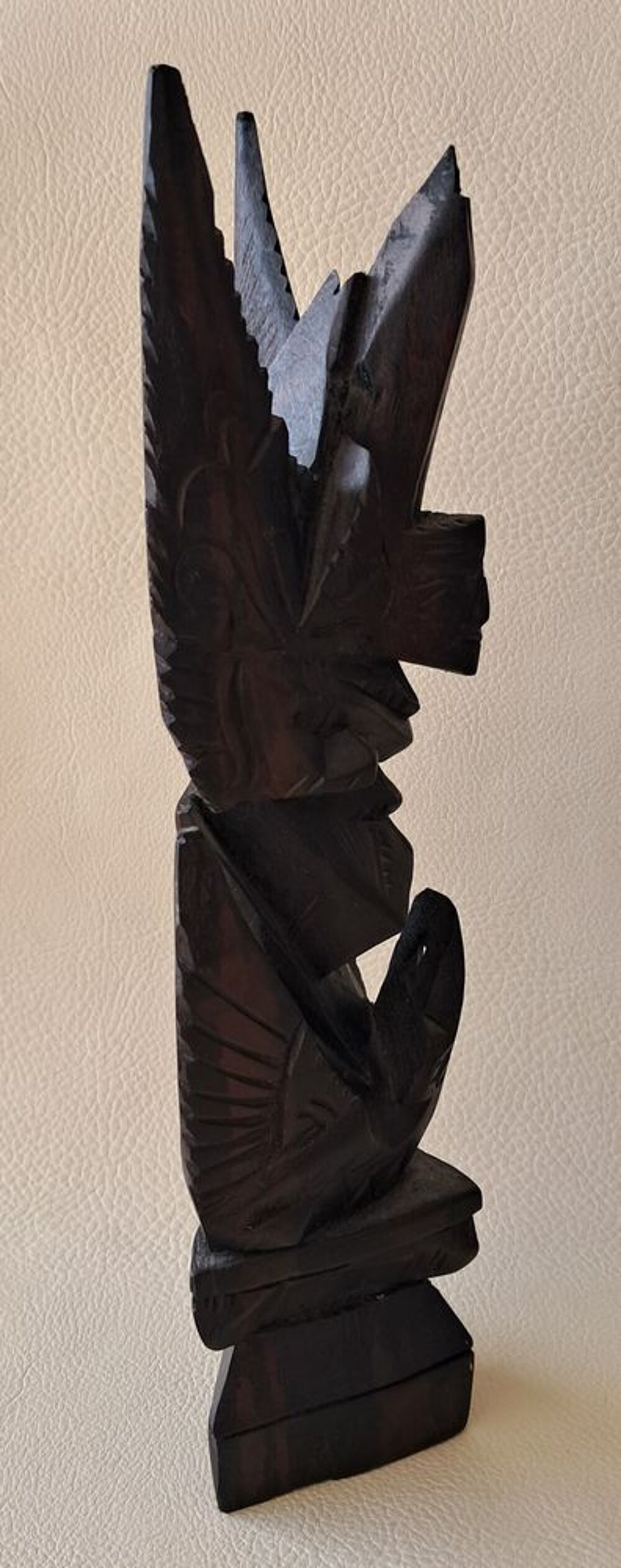 statue en bois sculpt&eacute; indon&eacute;sienne du dieu Garuda
Décoration