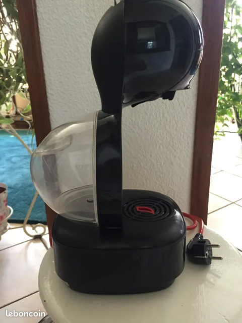 Cafetire Dolce Gusto  noire.  marque  KRUPS  + 24 capsules 30 Villeurbanne (69)