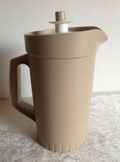 PICHET TUPPERWARE VINTAGE BEIGE Envoi Possible
3 Tr�gunc (29)
