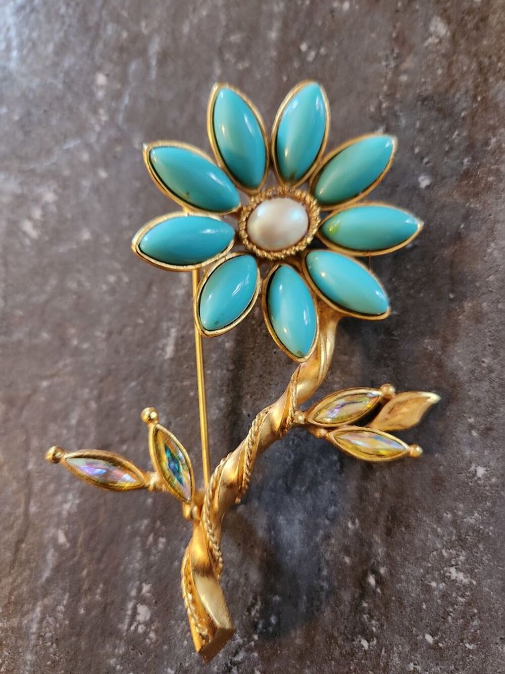 Broche fleur P&eacute;tales turquoise strass C.LACROIX Bijoux et montres