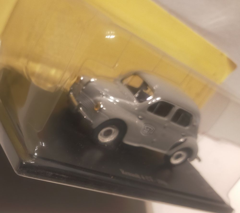 Renault 4CV 1946 mus&eacute;e de la poste 1/43e
Jeux / jouets