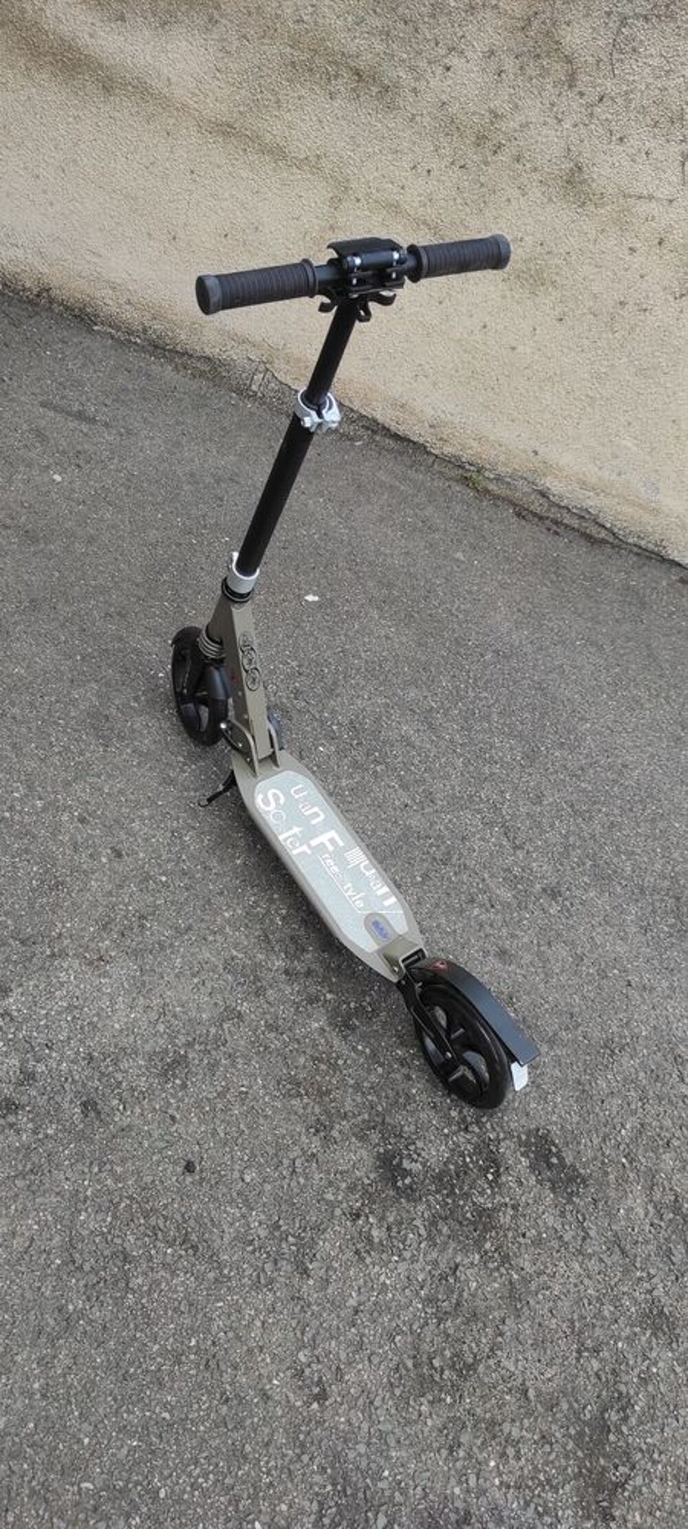 Trottinette pliable pour adulte.
Sports