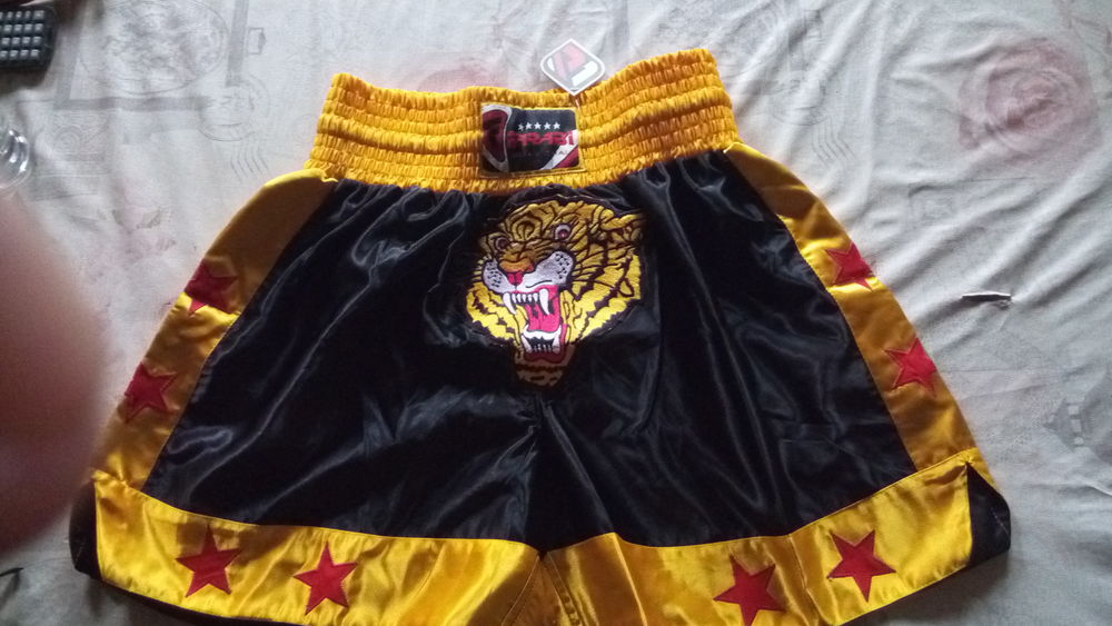  short de boxe neuf jamais servi ( taille XL ) Sports