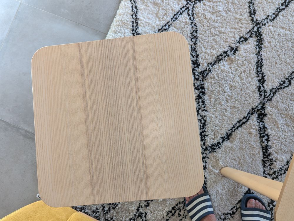 Table basse carr&eacute;e en bois clair. Meubles