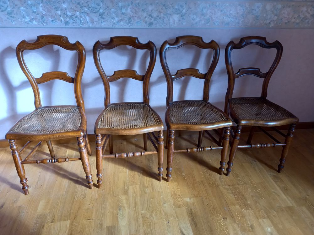 TABLE RONDE ET CHAISES ASSORTIES Meubles