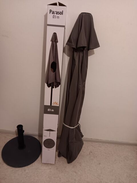 Ensemble compos� d'un parasol 3x3 et d'un pied en b�ton Lutterbach (68)