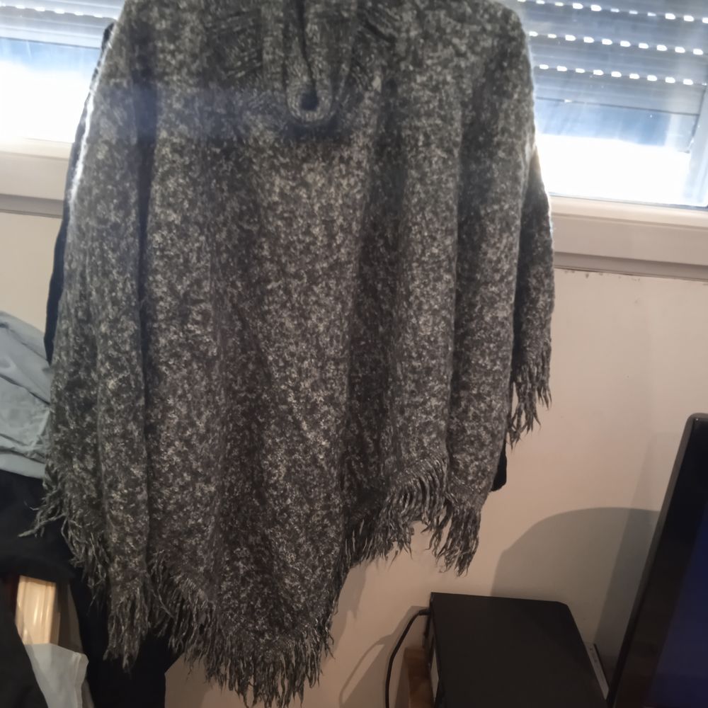 pancho gris. Bon &eacute;tat Vêtements