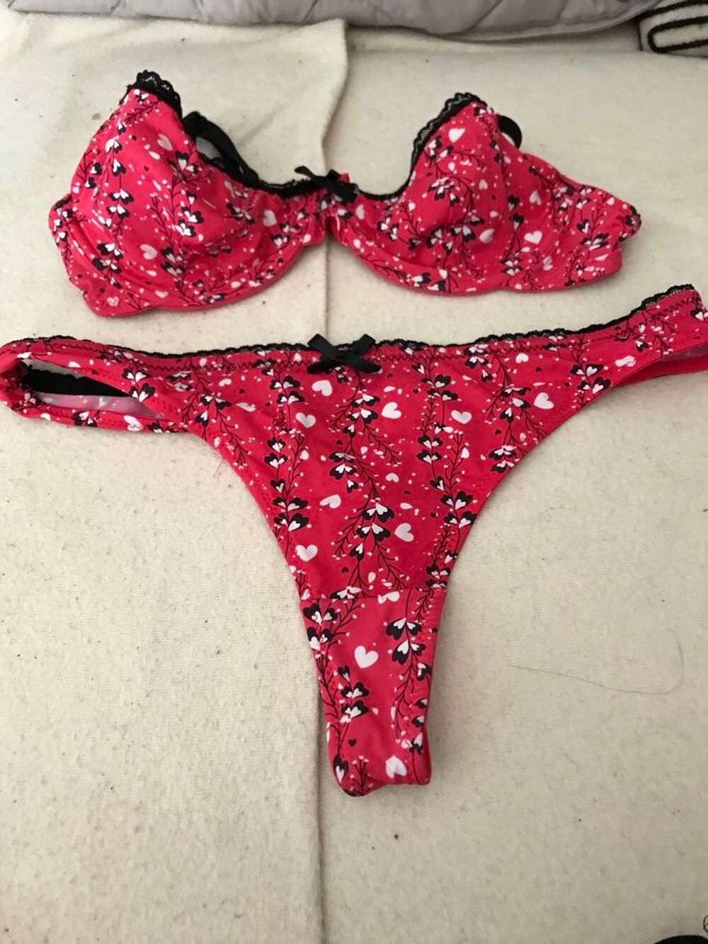 Divers ensemble de lingerie s gorge + string Vêtements