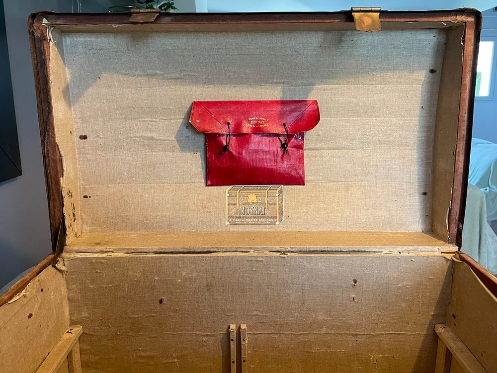 Malle bomb&eacute;e de chez Moynat Meubles