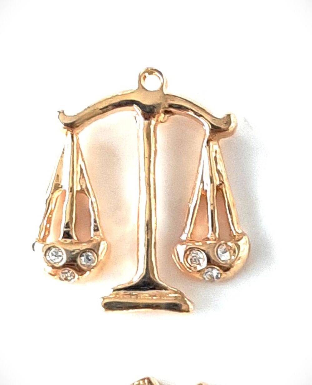 Pin's bijoux dor&eacute; Balance 