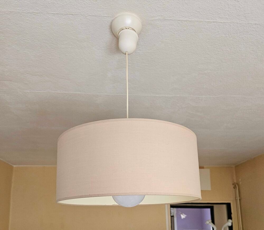 CAUSE DEMENAGEMENT. lampe cr&egrave;me Décoration
