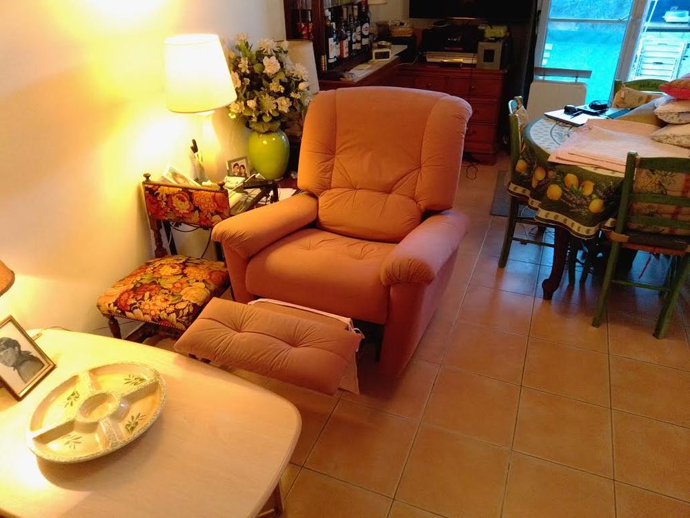 climatiseur mobile avec split et divers mobiliers
Meubles