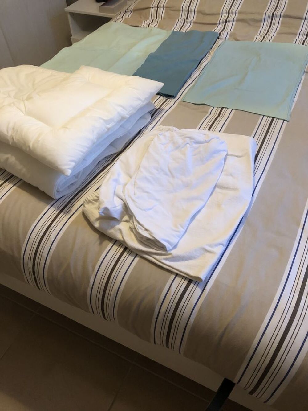 Lit b&eacute;b&eacute; avec matelas &agrave; ressorts et literie compl&egrave;te. 
Mobilier enfants