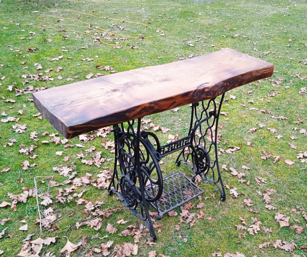 Table d'appoint en ch&ecirc;ne brut &amp; pied Singer; Pi&egrave;ce unique Meubles