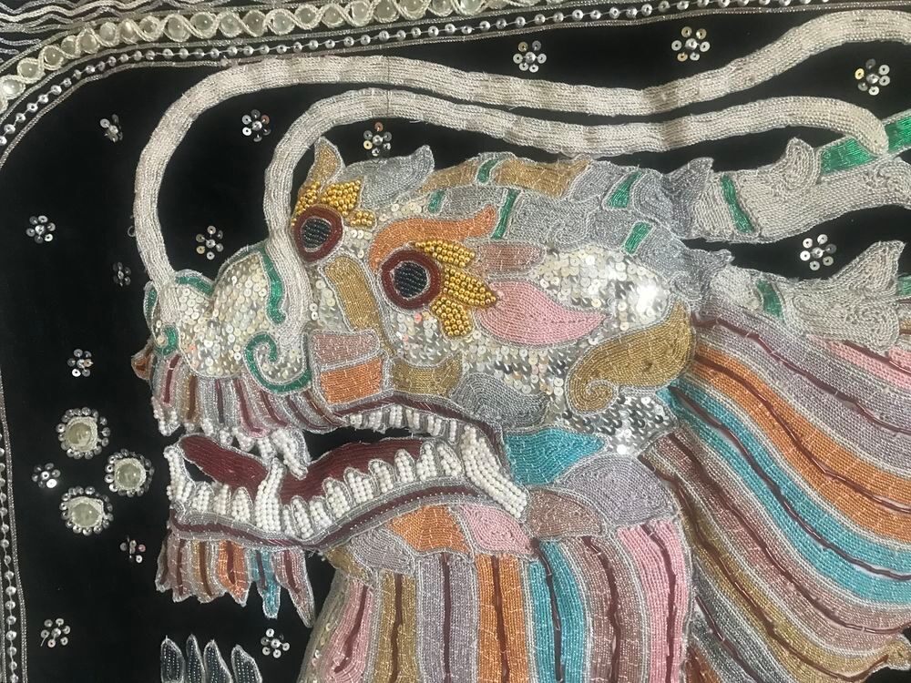 Grande tenture Kalaga Birmanie brod&eacute;e main perles Décoration