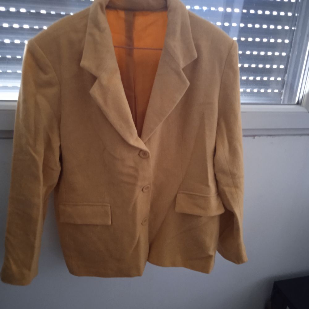 Veste tailleur moutarde taille 44, 45 % polyester, 20 % lain Vêtements