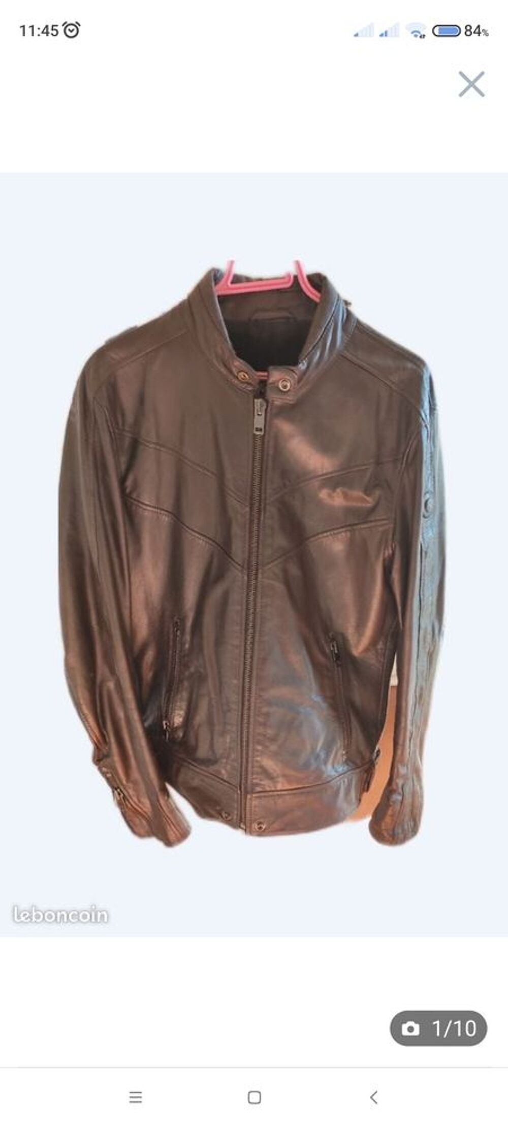 Blouson en cuir de buffle.
Couleur marron ( chocolat )
Vtements